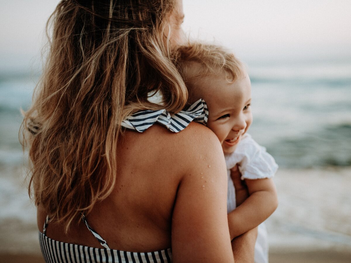 La protection solaire pour bébé : crèmes et vêtements adaptés