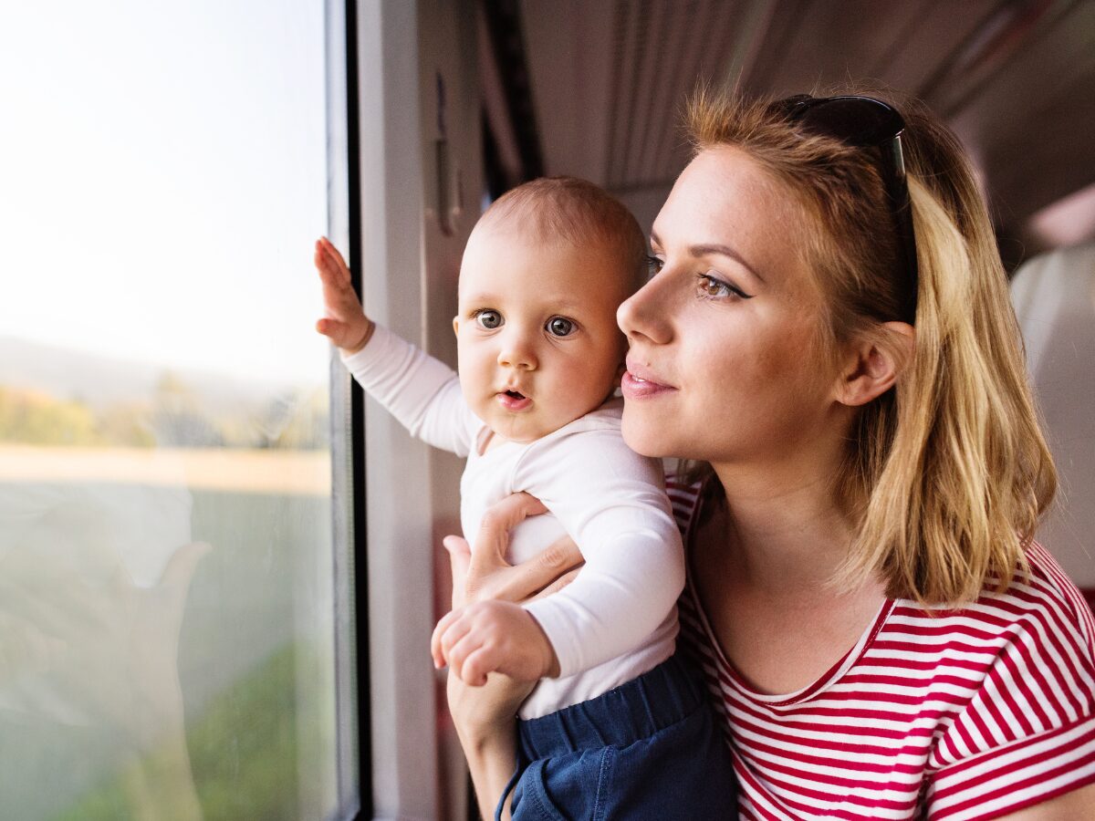 Voyager avec un Bébé : Conseils Pratiques pour des Trajets Sereins