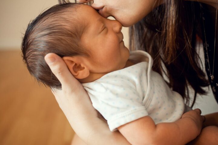 Les premiers jours avec bébé : conseils pour les nouveaux parents