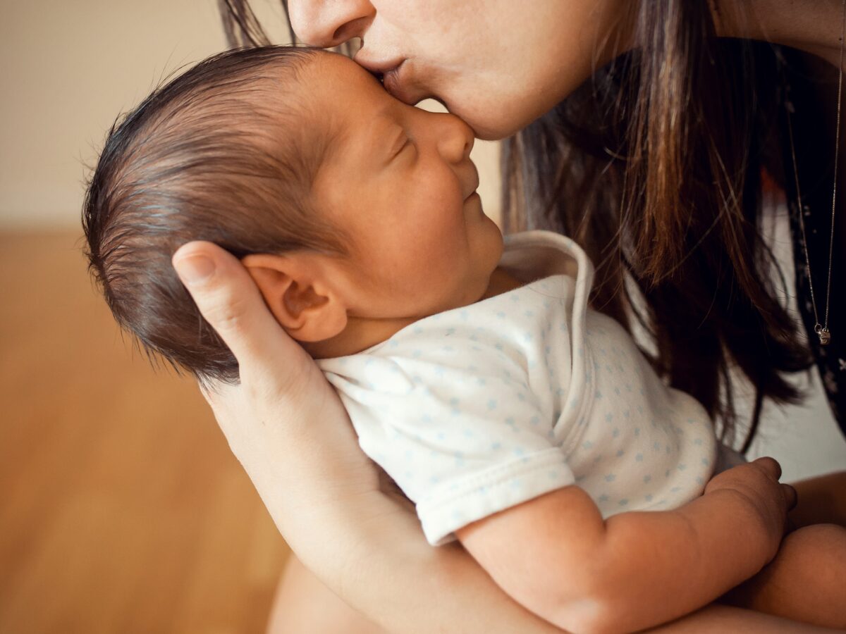 Les premiers jours avec bébé : conseils pour les nouveaux parents