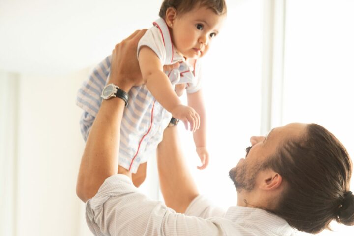 Le rôle des papas dans les premiers mois de bébé