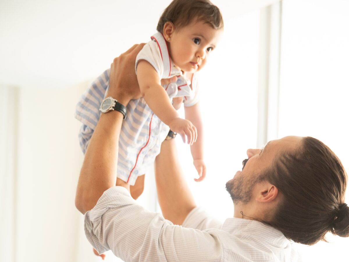 Le rôle des papas dans les premiers mois de bébé