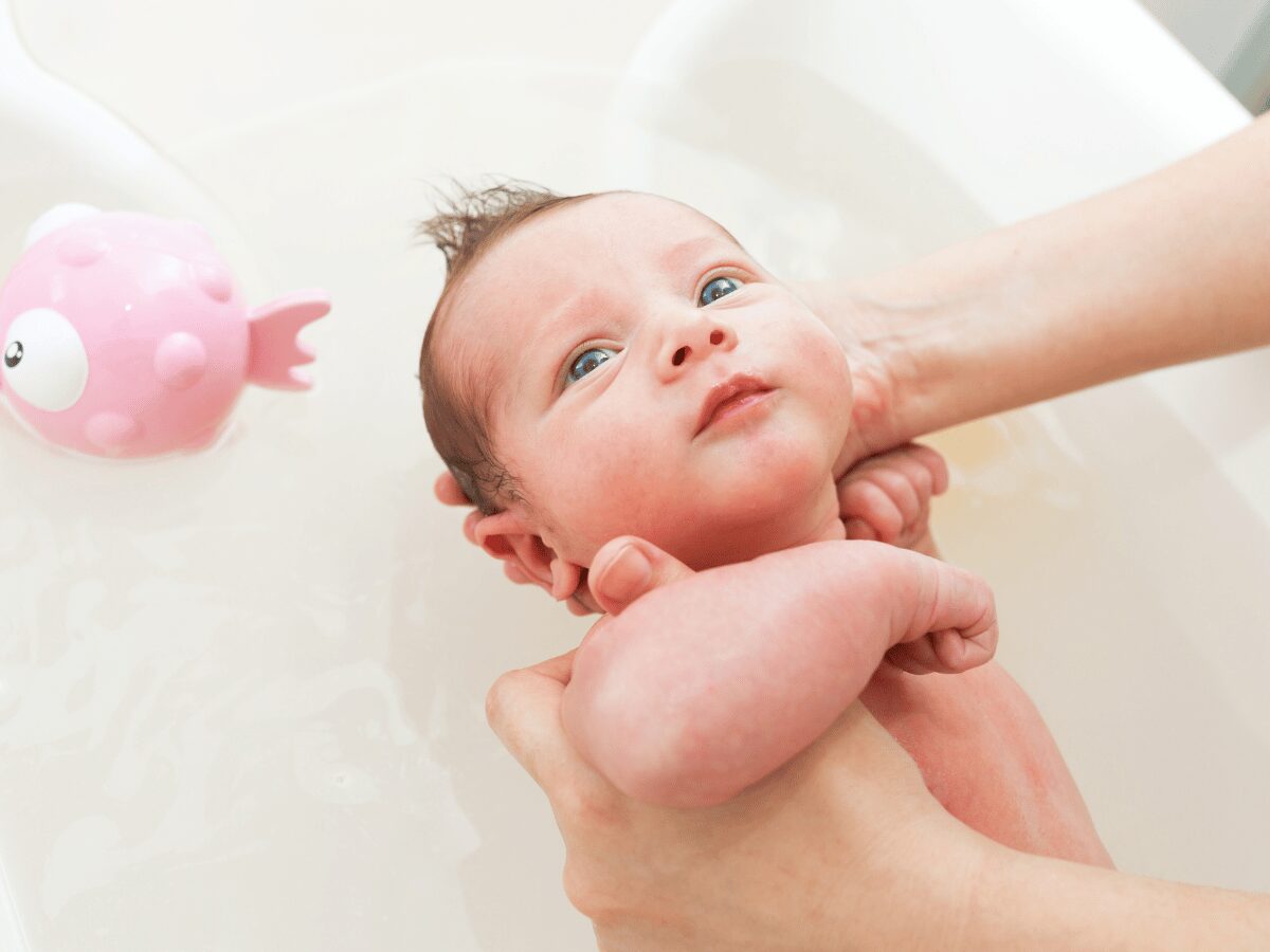 Premier bain de bébé