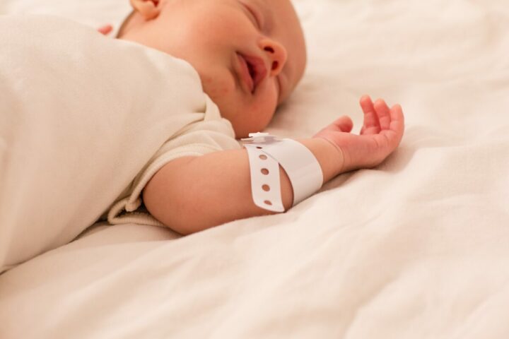 Hygiène et soins du cordon ombilical chez le nouveau-né