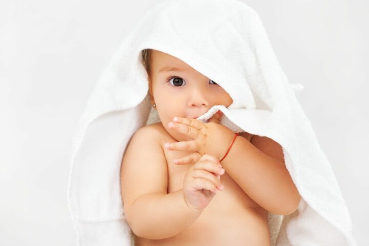 Nettoyage et soins des yeux de votre bébé