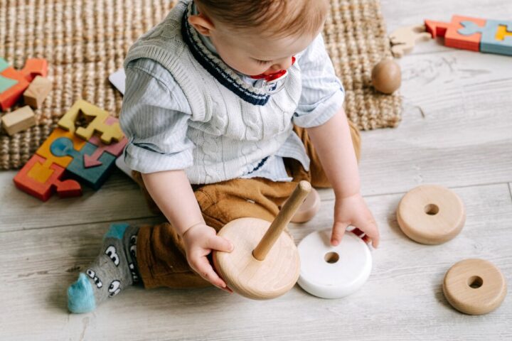 Les meilleures pratiques pour nettoyer les jouets et accessoires de bébé sans produits chimiques