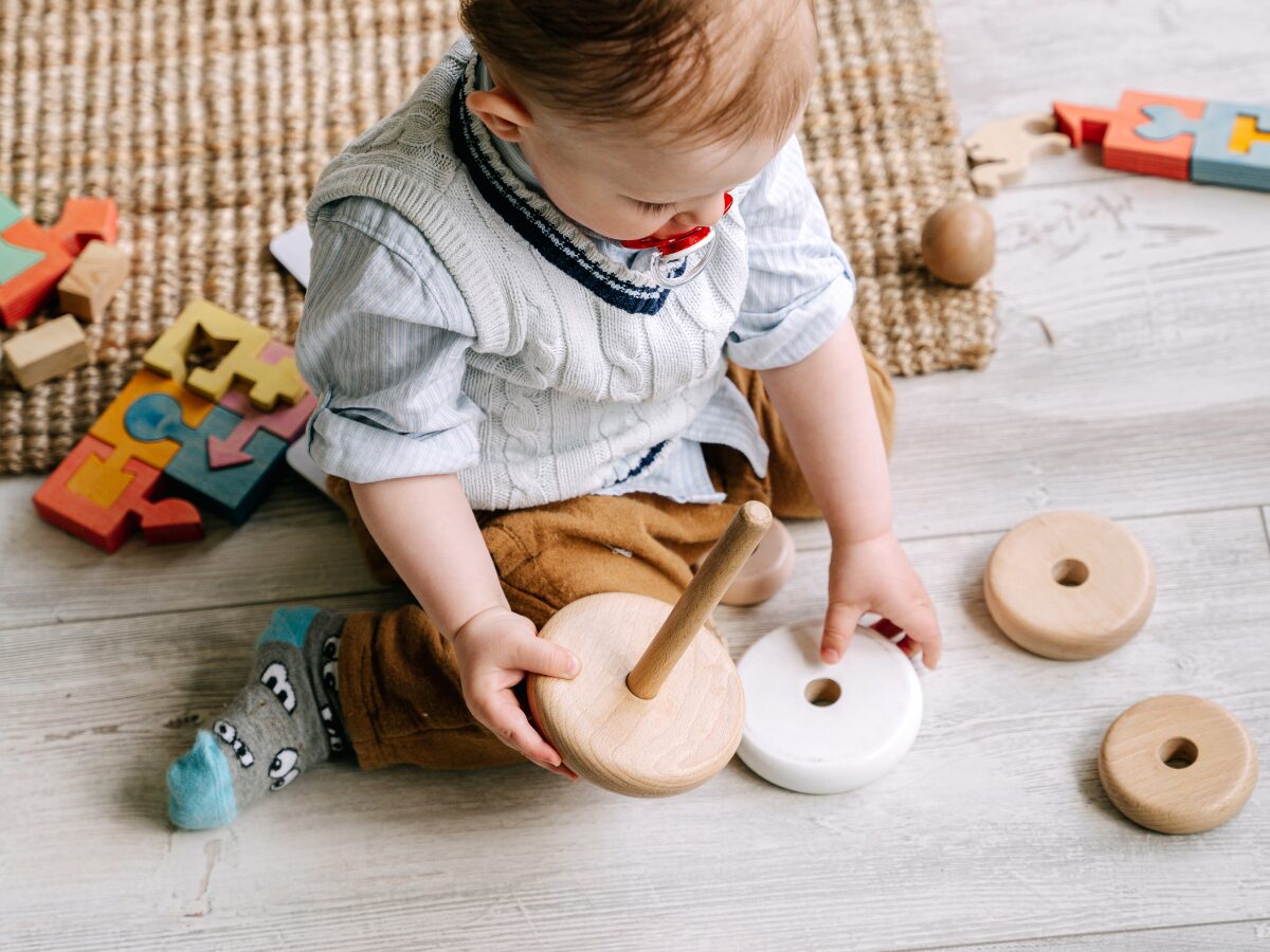 Les meilleures pratiques pour nettoyer les jouets et accessoires de bébé sans produits chimiques